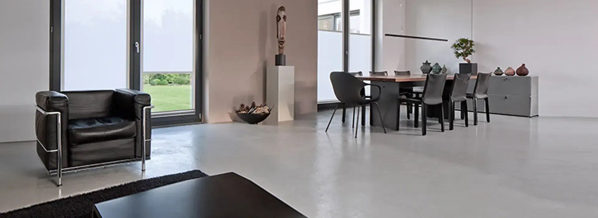 Ein Wohnzimmer mit einem Stuhl und einem Tisch und Stühlen