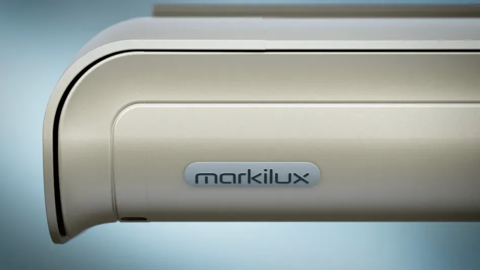 Eine Nahaufnahme eines Markilux-Geräts auf blauem Hintergrund