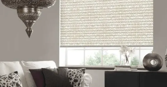 Ein Wohnzimmer mit einer Couch und einem Fenster mit Jalousien.