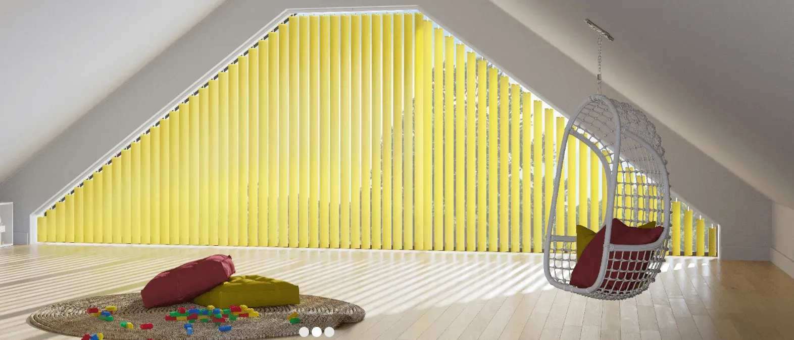 Im Dachgeschoss gibt es einen Hängesessel mit gelben Jalousien.