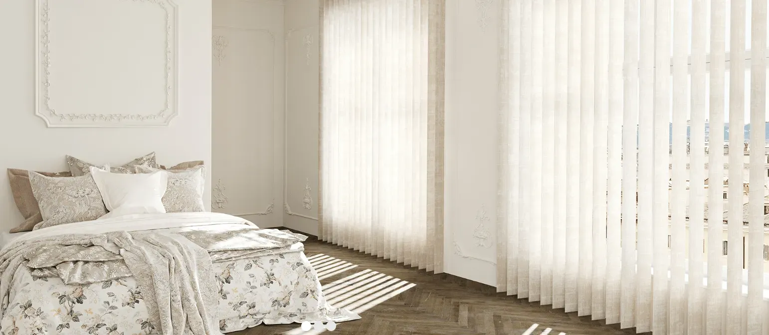 Ein Schlafzimmer mit einem Bett und Jalousien an den Fenstern.