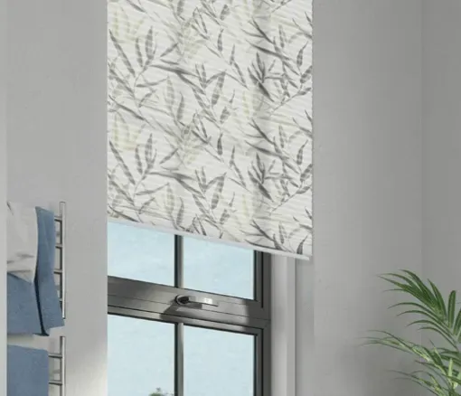 An einem Fenster in einem Schlafzimmer hängt ein Rollo.