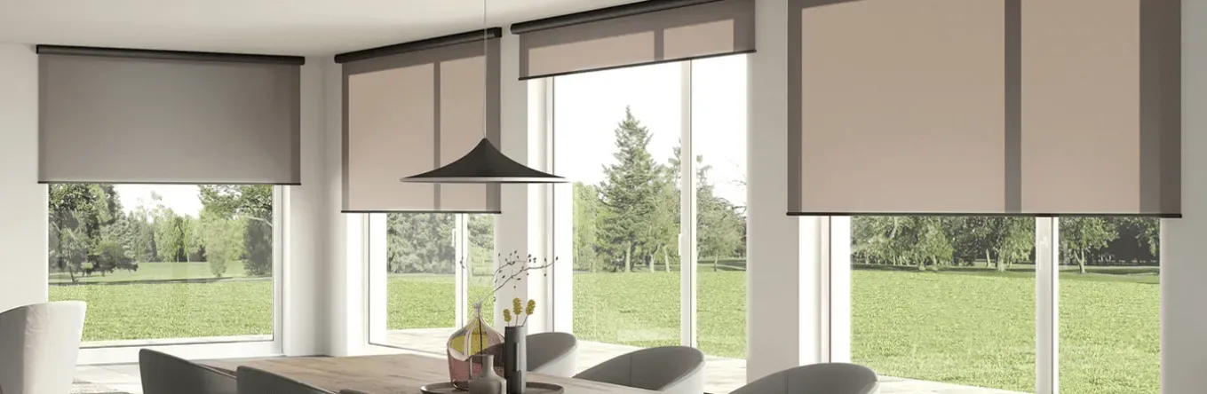 Ein Esszimmer mit Tisch und Stühlen und vielen Fenstern.