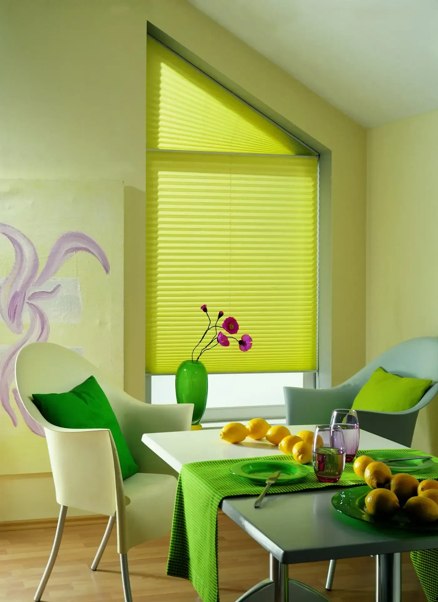 Ein Wohnzimmer mit Tisch und Stühlen und gelben Jalousien