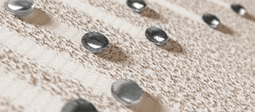 Eine Nahaufnahme eines Blattes Papier mit Wassertropfen darauf.