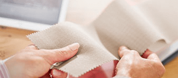 Eine Person hält ein Stück Stoff in den Händen.