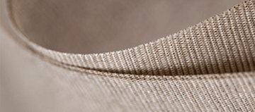 Eine Nahaufnahme eines Stoffstücks mit genähter Kante.