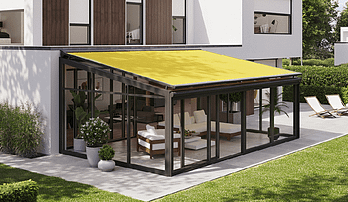 Ein Haus mit einer gelben Markise an der Seite.