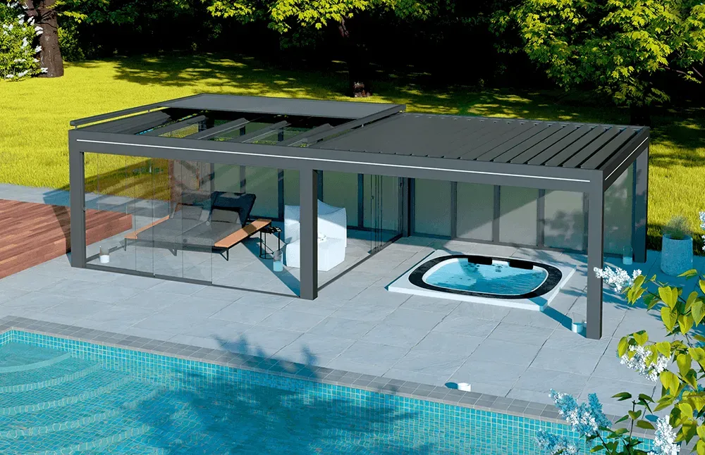 Eine Pergola steht neben einem Swimmingpool.