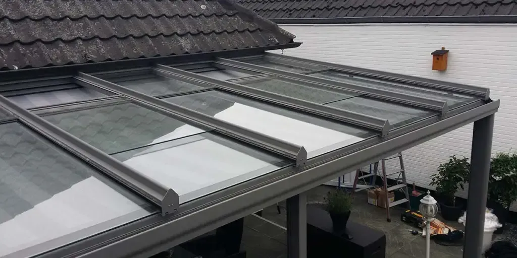 Das Dach eines Hauses mit Glasdach.