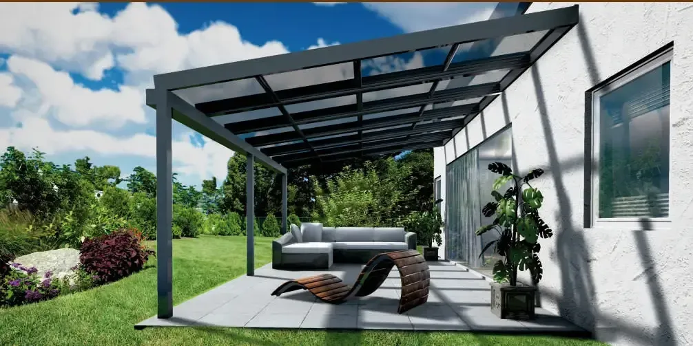 Eine Terrasse mit Couch und Stühlen unter einem Baldachin.