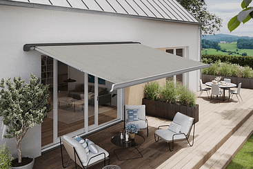 Es gibt eine überdachte Terrasse mit Tisch und Stühlen.