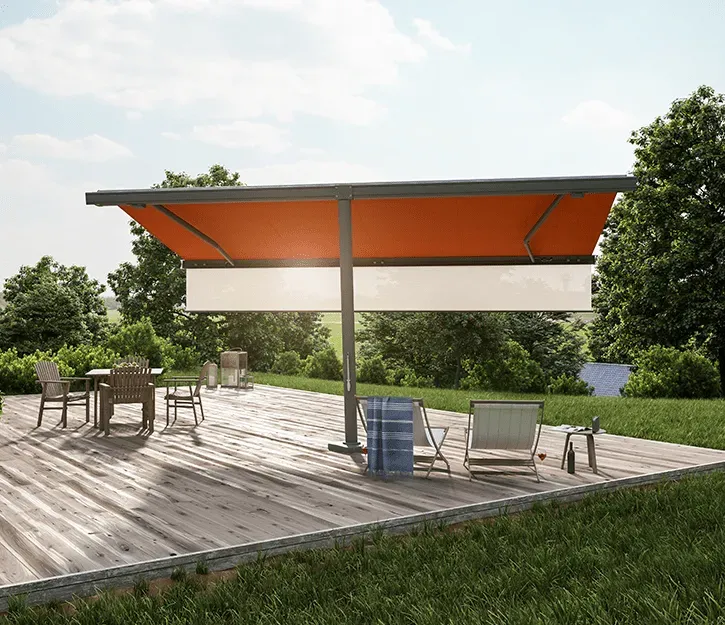 Eine Holzterrasse mit Stühlen und einem Tisch unter einer orangefarbenen Markise.