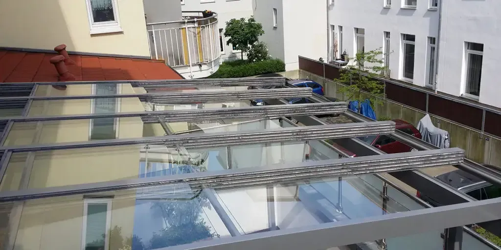 Ein Blick auf ein Gebäude von einem Balkon mit Glasdach.