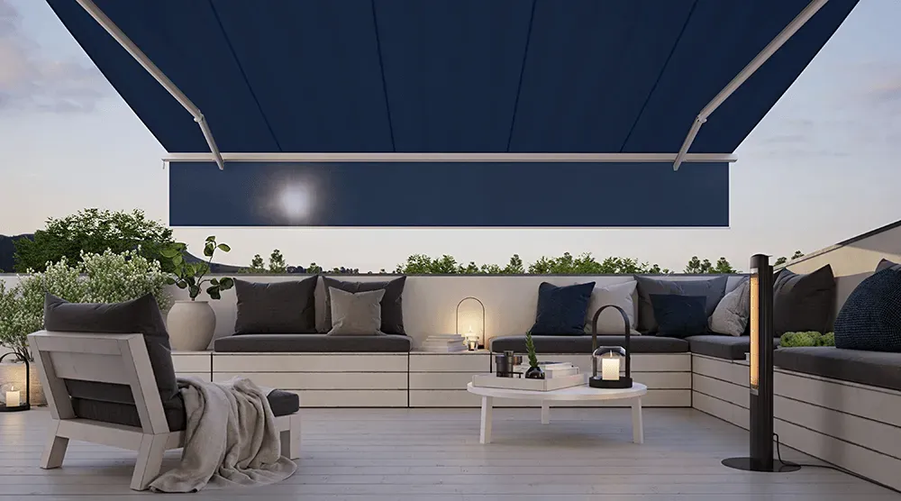 Eine Terrasse mit einer blauen Markise darüber