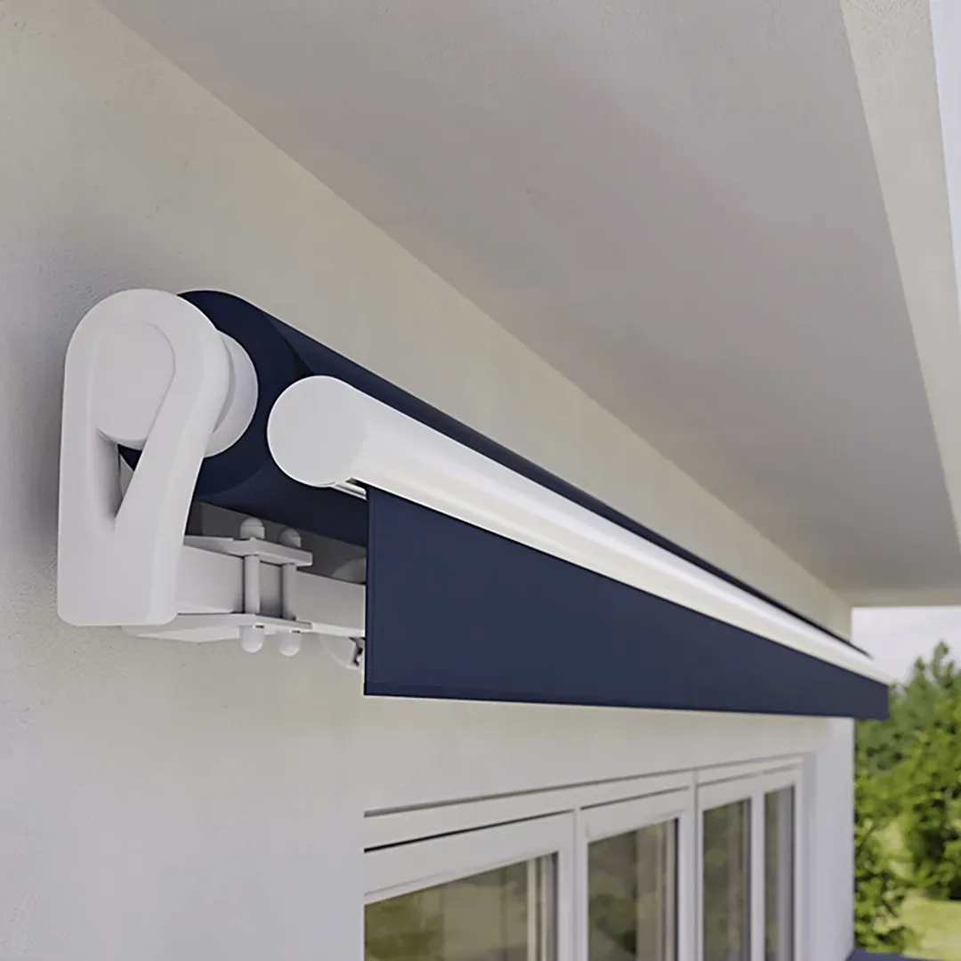 Eine blaue Markise hängt an der Seite eines Gebäudes