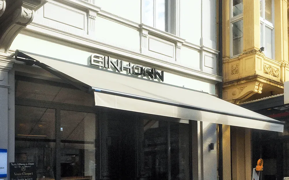 Ein Gebäude mit einer Markise, auf der Einhorn steht