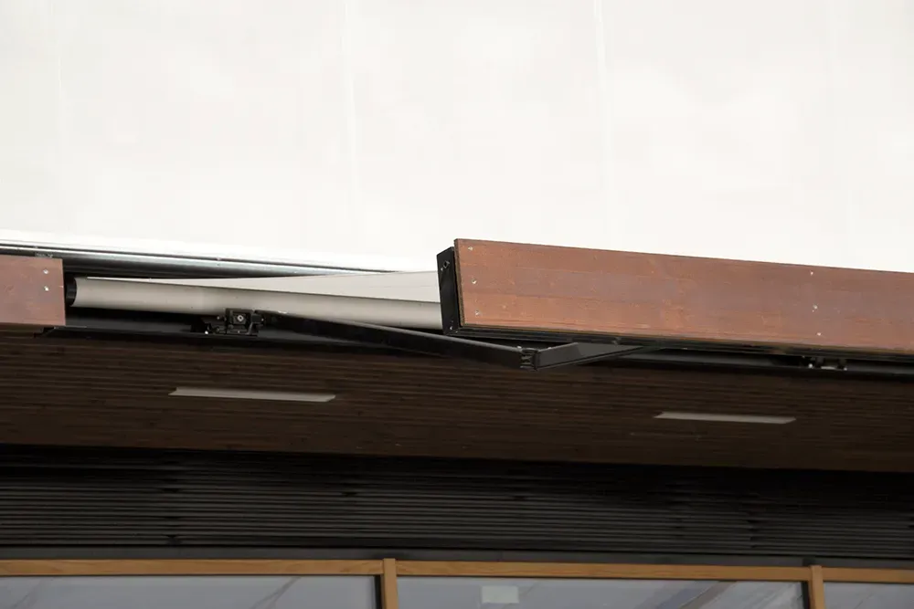 Eine Nahaufnahme eines Daches mit einem Holzbalken darauf.