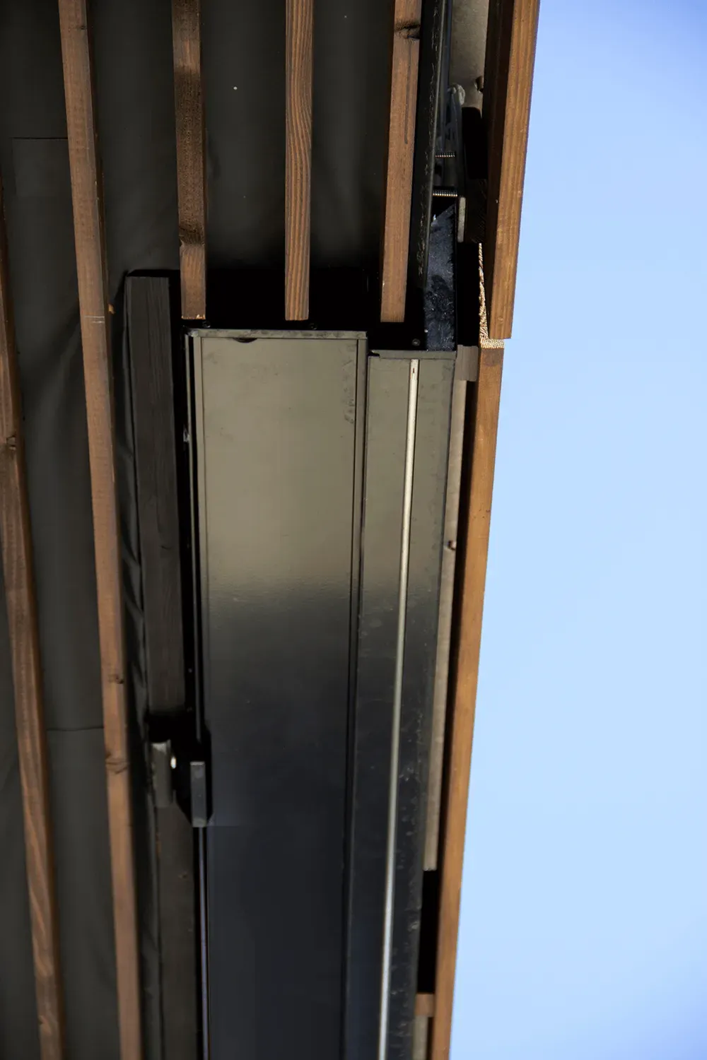 Die Decke eines Gebäudes mit einem blauen Himmel im Hintergrund.