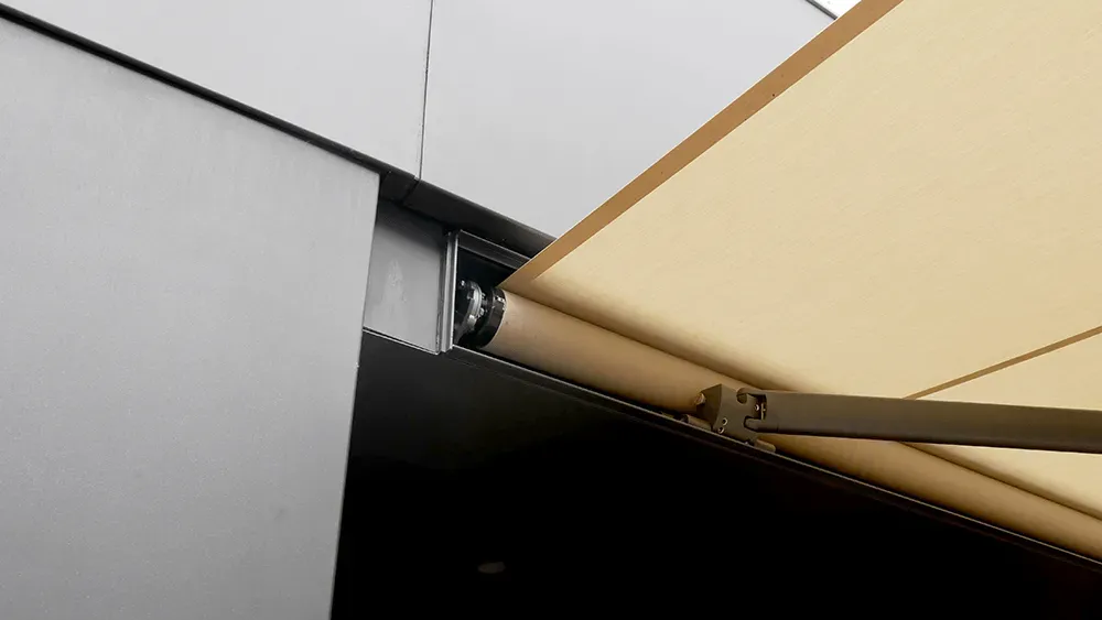 Eine Nahaufnahme einer Markise an der Seite eines Gebäudes.