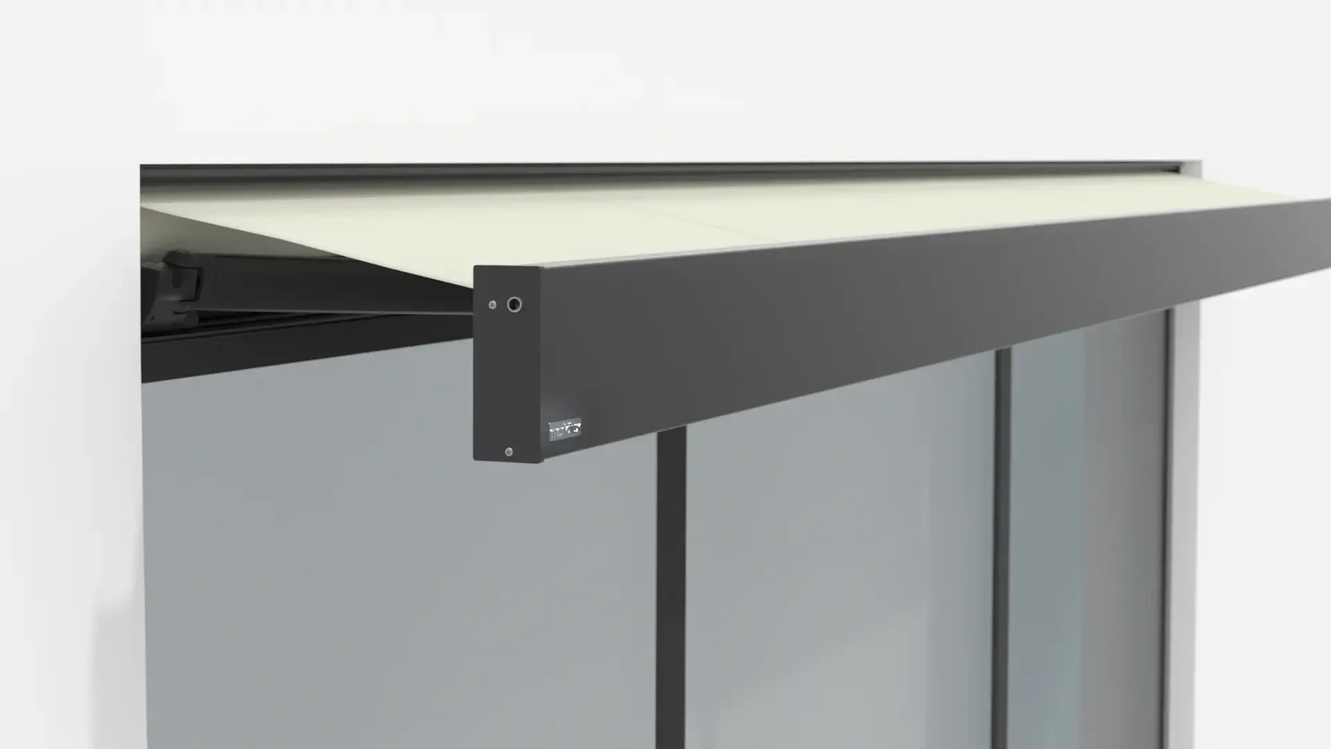 Eine Glasschiebetür mit daran befestigter Markise.