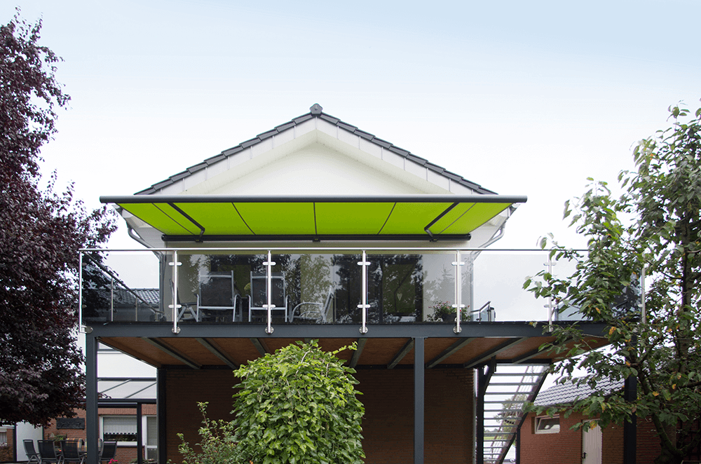 Ein Haus mit einer grünen Markise darauf