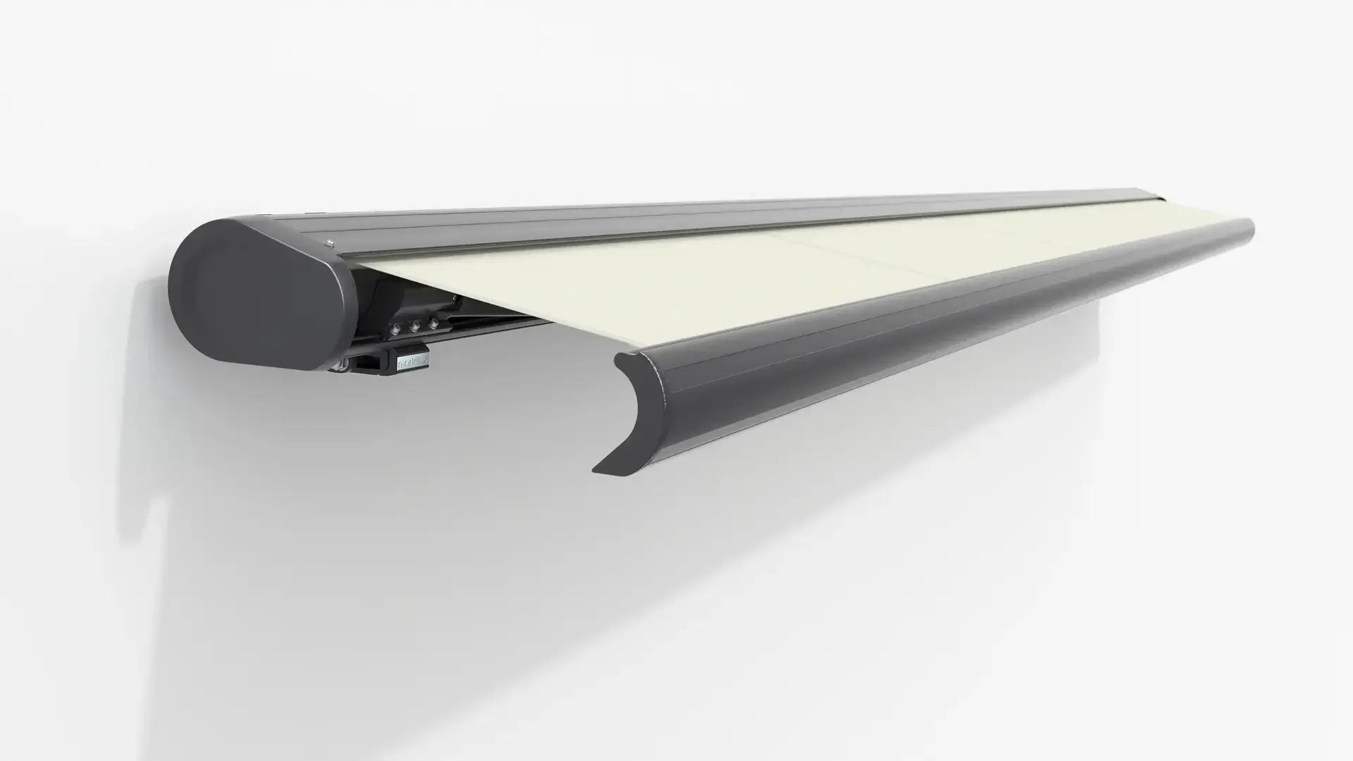 An einer weißen Wand hängt eine graue Markise.