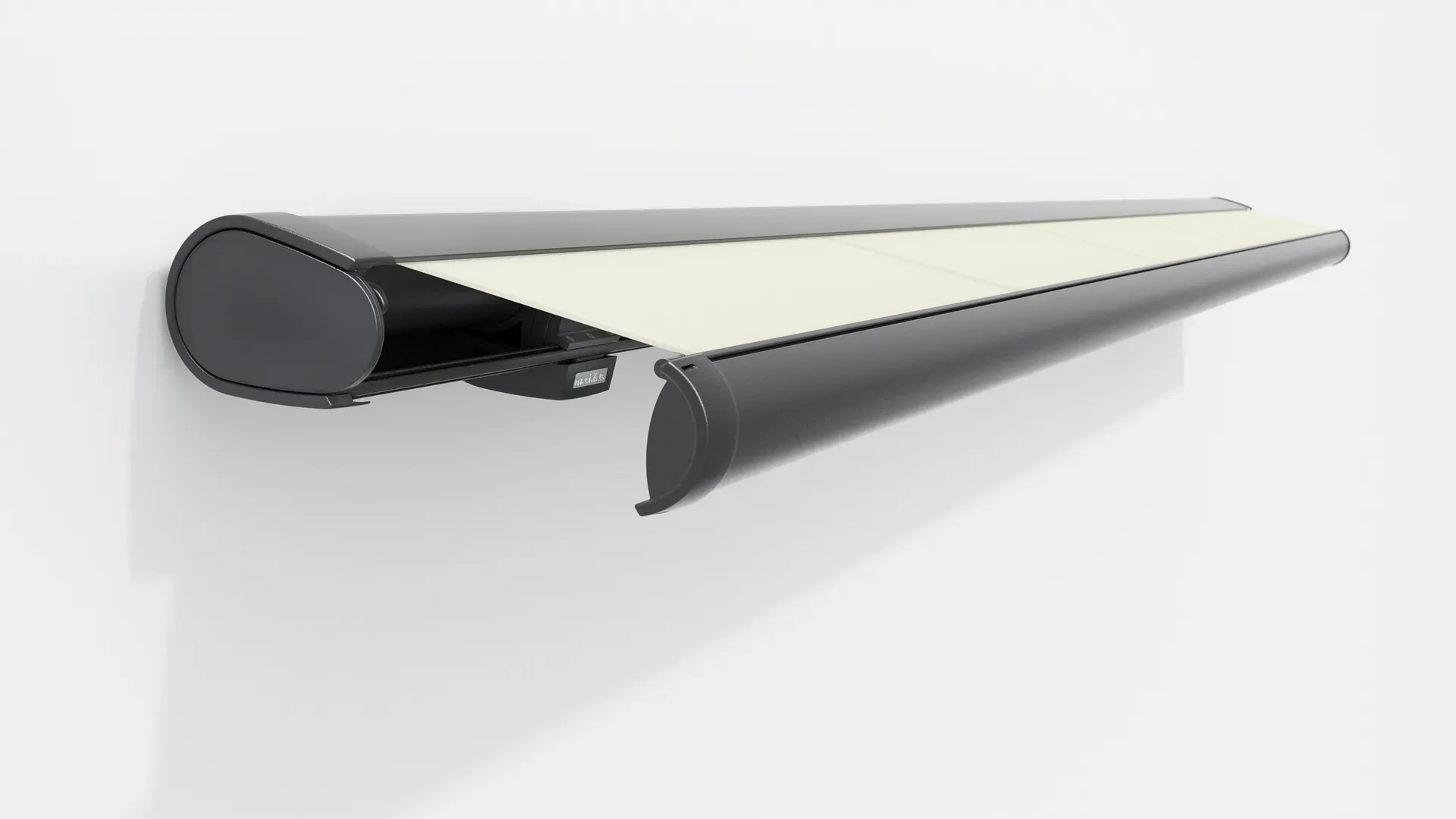 An einer weißen Wand hängt eine schwarz-weiße Markise.