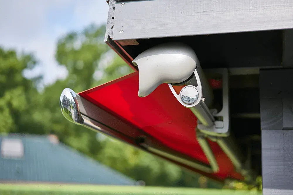 An der Seite eines Gebäudes hängt eine rote Markise.