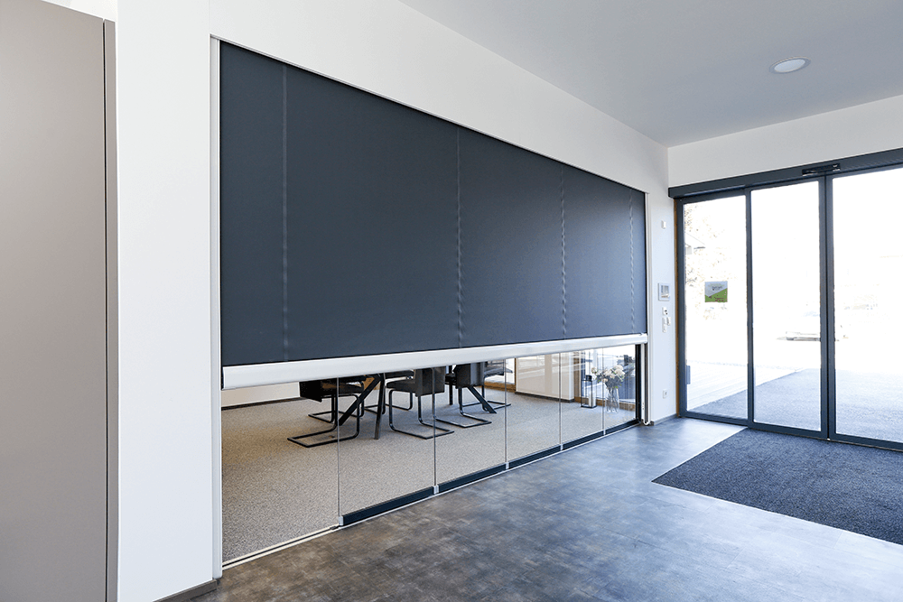 Ein Raum mit einer schwarzen Wand und einer Glasschiebetür.