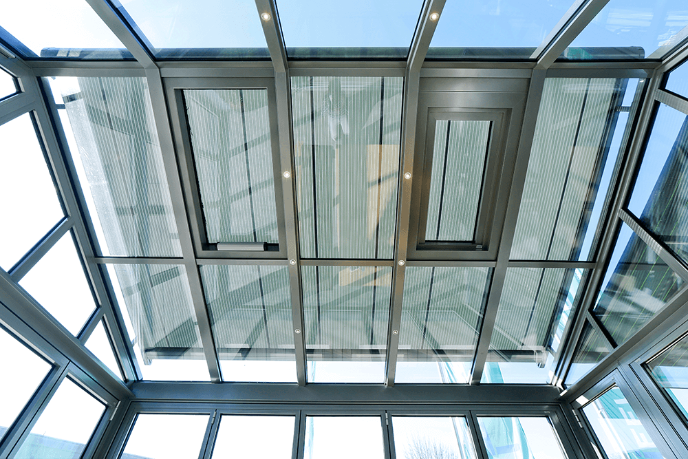 Blick nach oben zur Decke eines Gebäudes mit Glasdach.