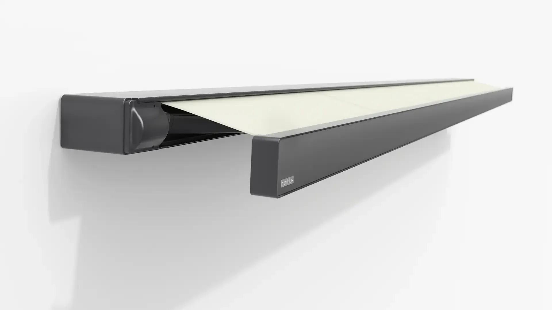 Auf einer weißen Wand sitzt eine schwarze Markise.