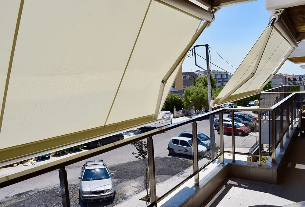 Ein weißer Geländewagen ist auf einem Balkon mit einer weißen Markise geparkt