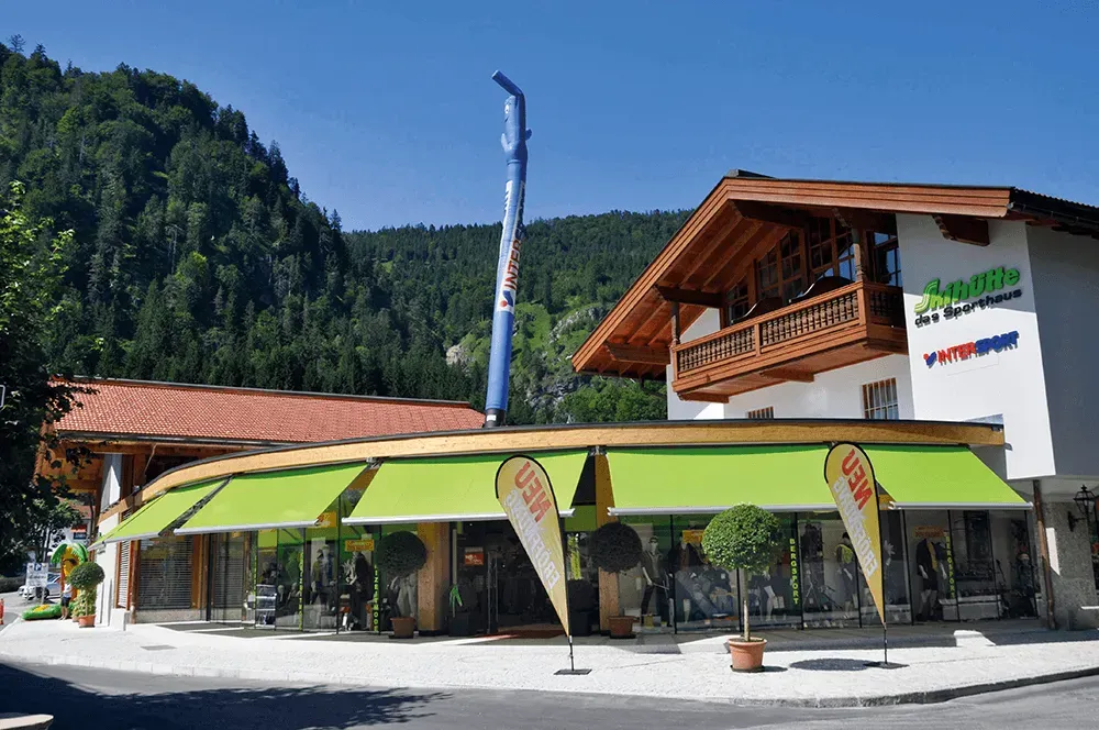 Ein Gebäude mit einer grünen Markise an der Seite