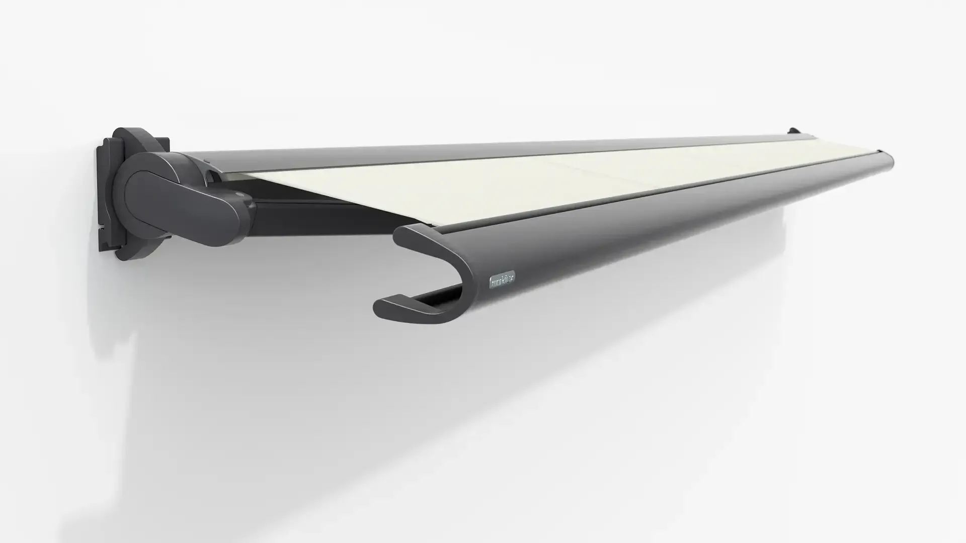 An einer weißen Wand hängt eine weiße Markise.