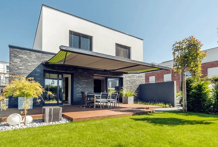 Ein modernes Haus mit einer großen Wiese davor.