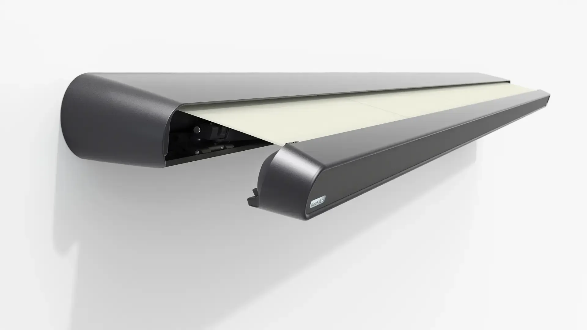 Auf einer weißen Wand sitzt eine schwarze Markise.