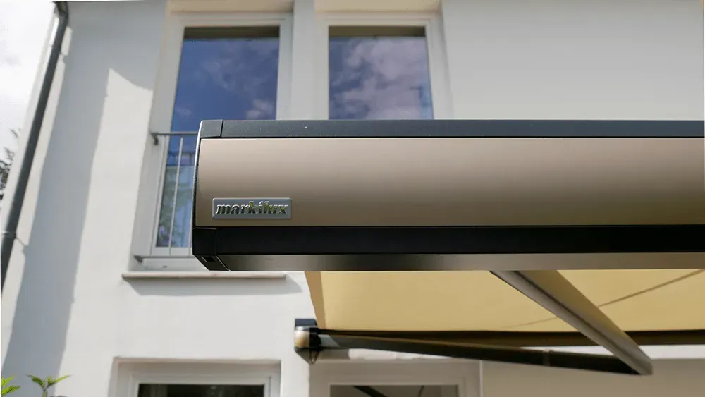 Ein Haus mit einer Markise an der Seite