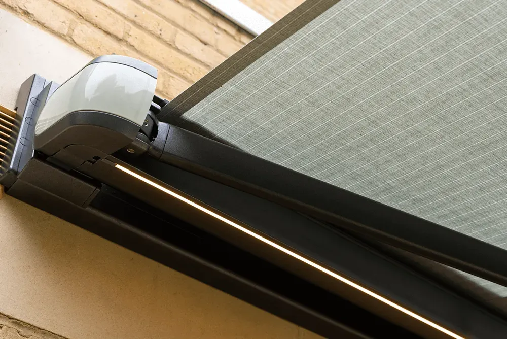 Eine Nahaufnahme einer Markise auf einer Backsteinmauer.