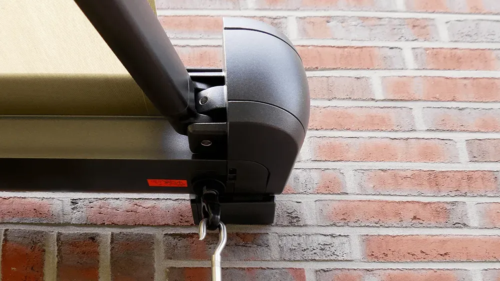 Eine Ziegelwand mit einer daran befestigten Markise