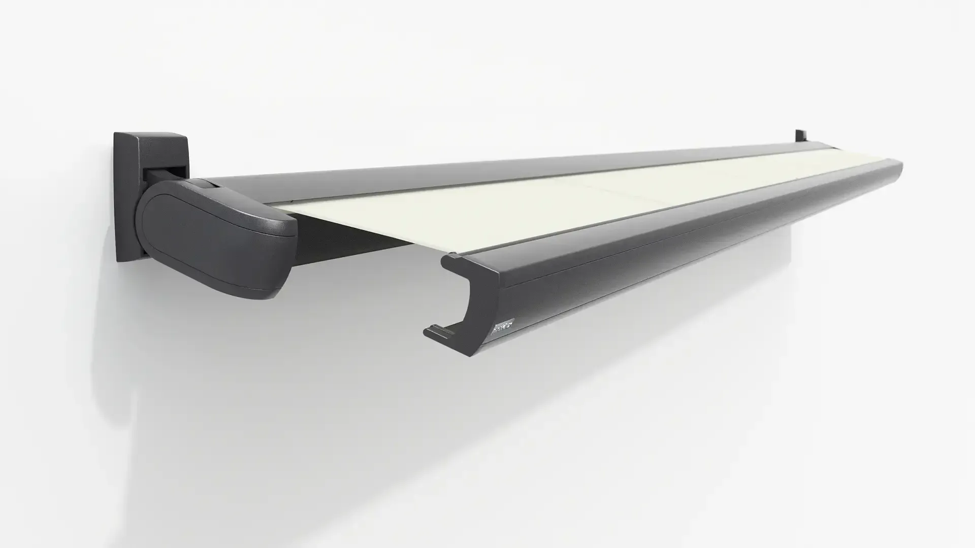 An einer weißen Wand hängt eine graue Markise mit weißem Schirm.