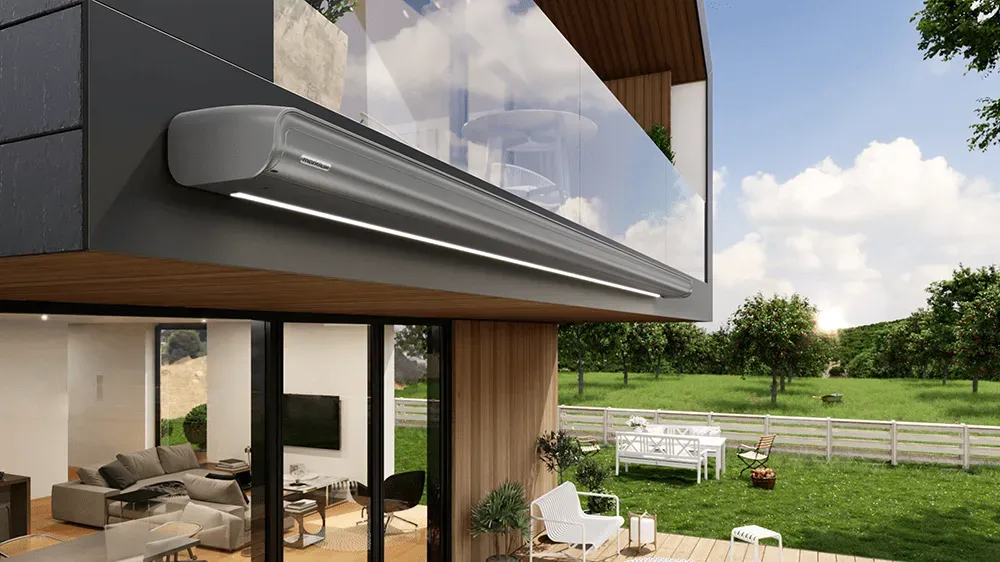 Ein modernes Haus mit einem Balkon mit Blick auf eine üppige grüne Wiese.