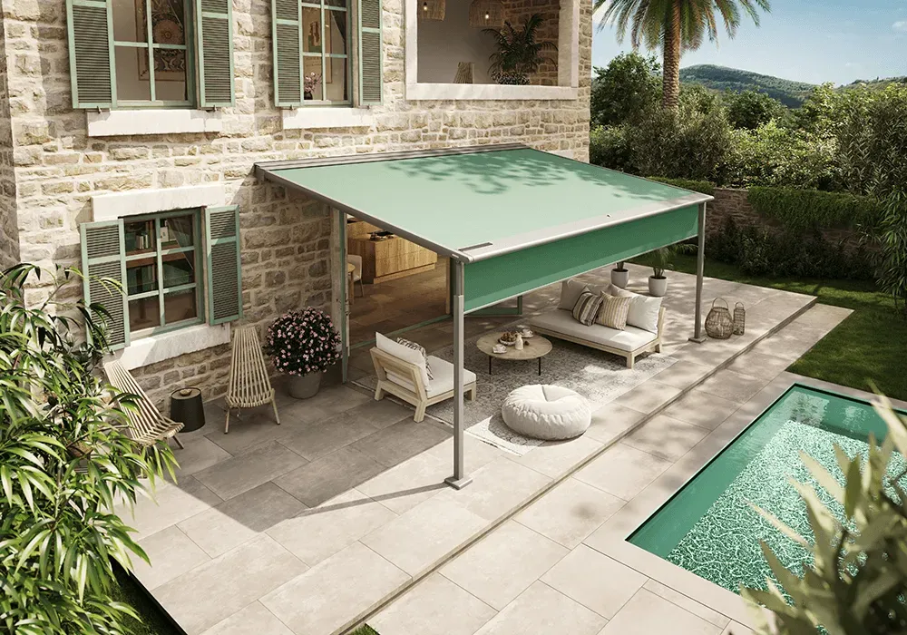 Eine Terrasse mit grünem Baldachin und einem Swimmingpool vor einem Backsteinhaus.