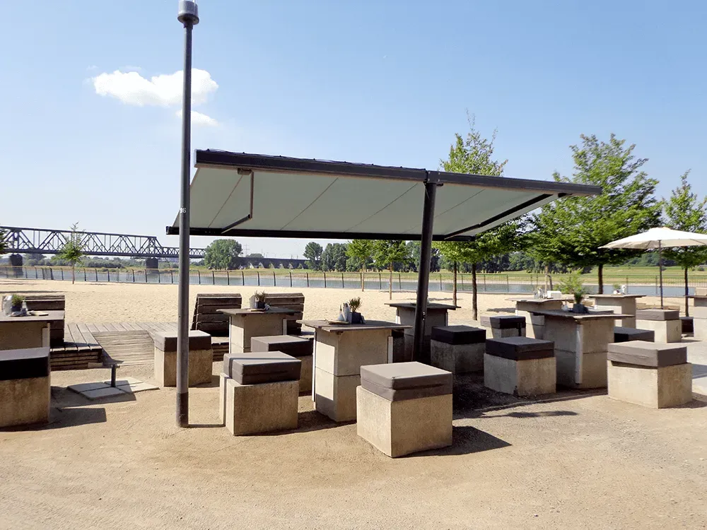 Ein Picknickplatz mit Tischen und Bänken unter einem Vordach