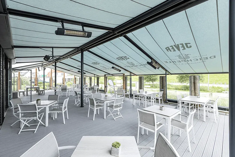 Im Restaurant gibt es viele Tische und Stühle.