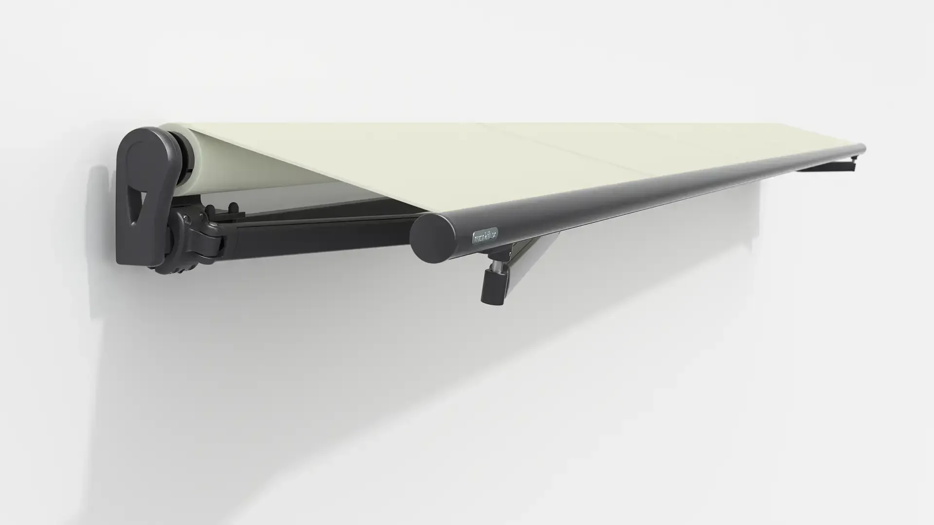 An einer weißen Wand hängt eine weiße Markise.