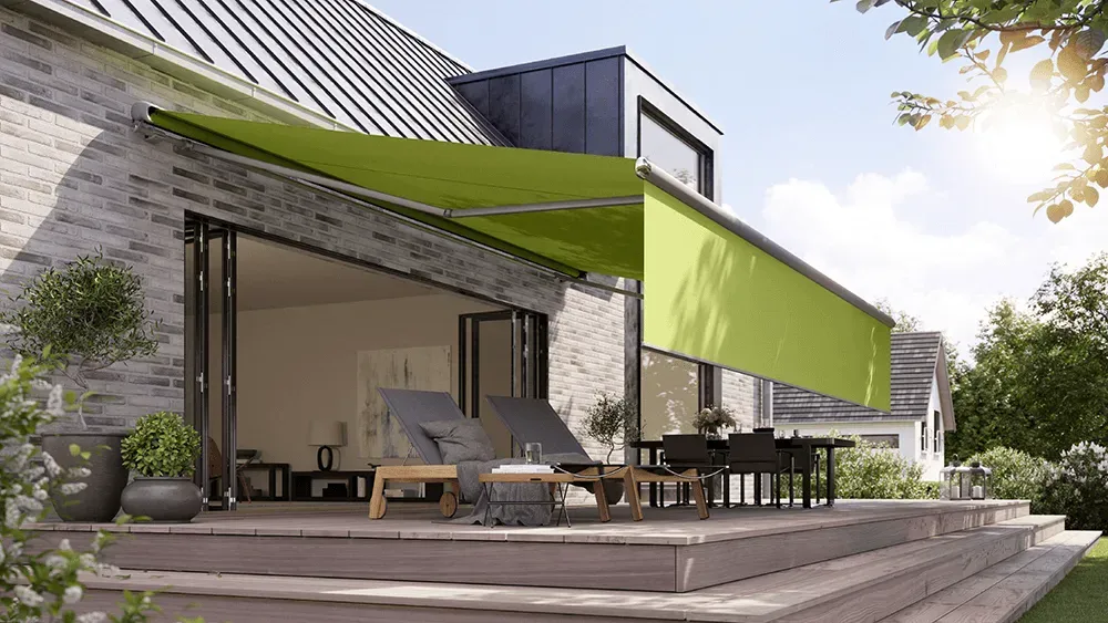 An der Seite eines Hauses ist eine grüne Markise.