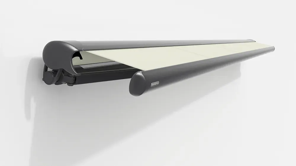 An einer weißen Wand hängt eine graue Markise.