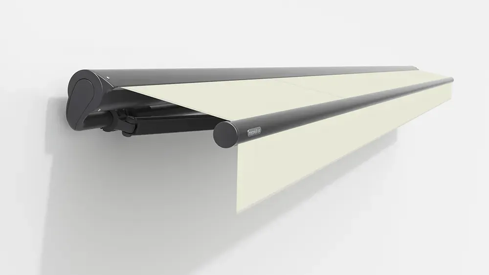 An einer weißen Wand hängt eine weiße Markise.