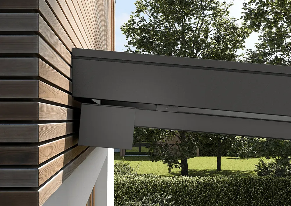 Ein Haus mit einer grauen Markise an der Seite